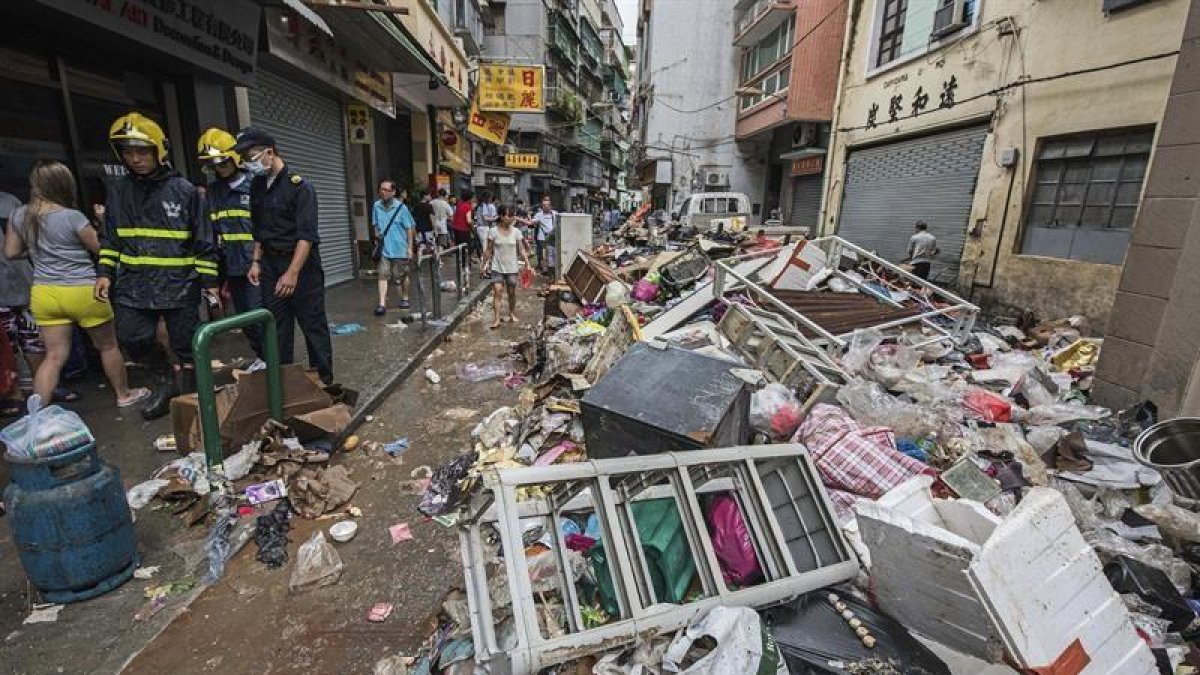 Destrozos en una calle tras el paso del tifón Hato en Macao.-EFE / ANTONIO MIL-HOMENS