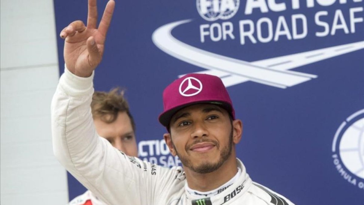 Lewis Hamilton saluda al público tras lograr la ''pole' en Canadá.-Ryan Remiorz
