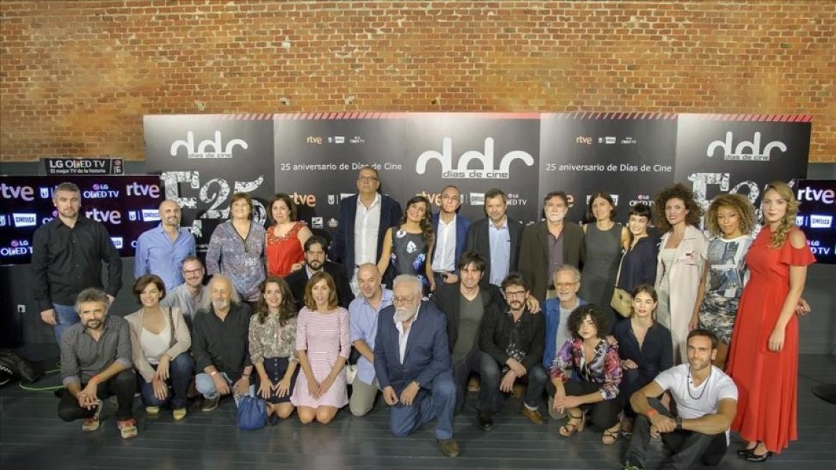 Foto de familia de la fiesta del martes, con los miembros del equipo de 'Días de cines' y algunos invitados, entre ellos, los directores Montxo Armendáriz, Gonzalo Suárez y Fernando Colomo, así como el actor catalán Pau Durà a la izquierda del grupo.-TVE