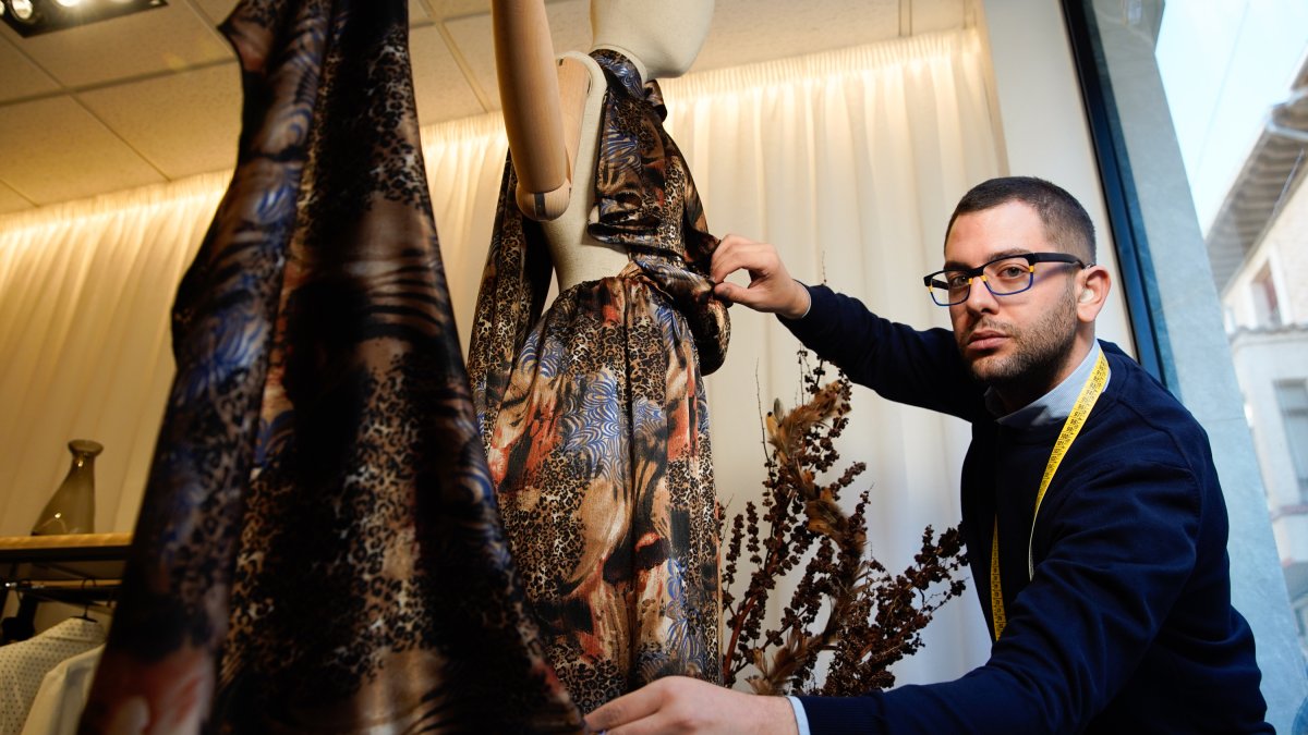 Baro Lucas muestra algunos de sus diseños en su atelier. / LOSTAU