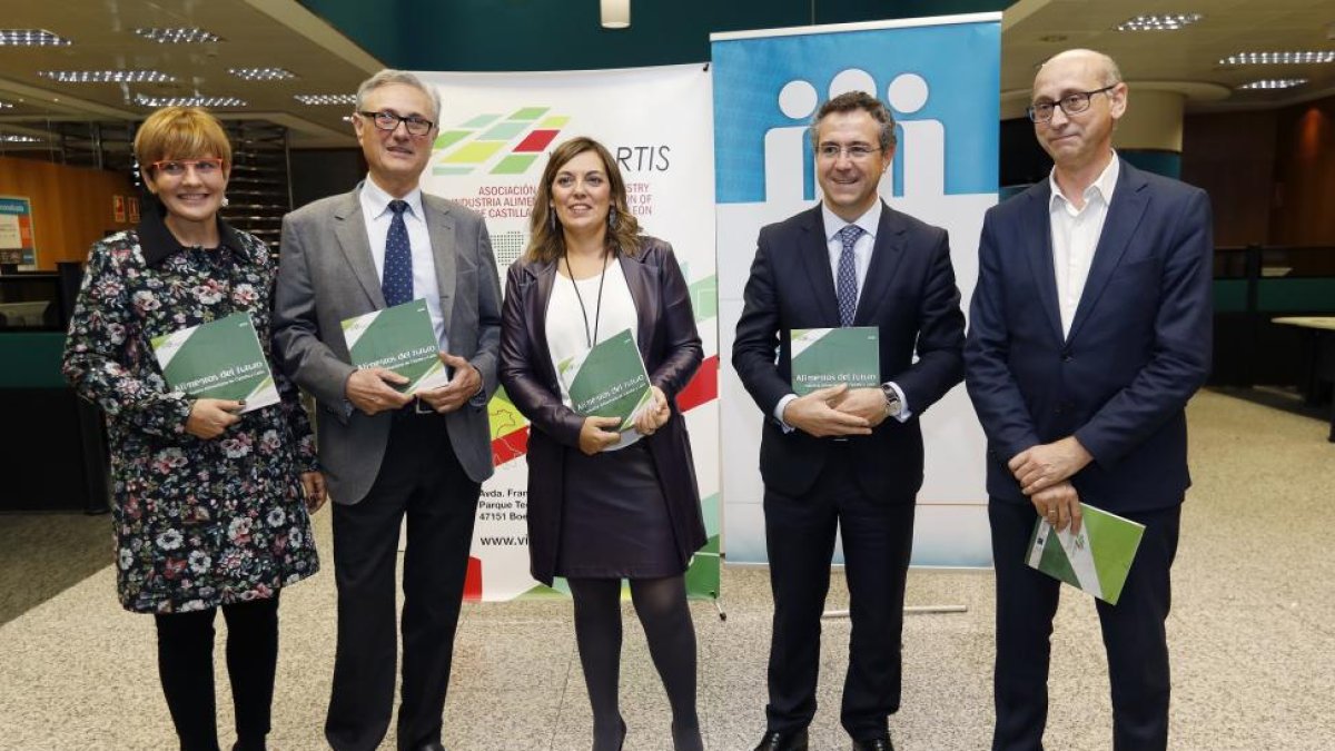 Beatriz Escudero, Félix Moracho, Milagros Marcos, Eduardo Baamonde y Daniel Ramón en la presentación de ‘Alimentos del futuro 2016’-J.M.LOSTAU