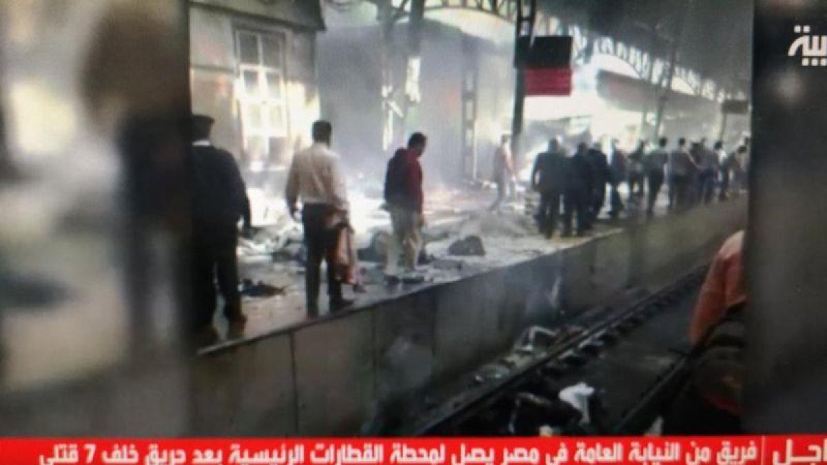 Interior de la estación de El Cairo tras el incendio.-EL PERIÓDICO