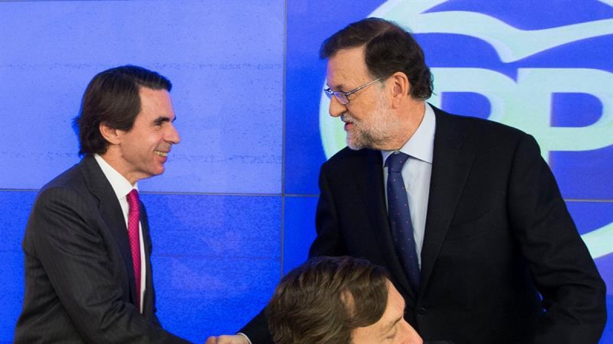 Fotografía facilitada por el PP de su presidente, Mariano Rajoy (d), saludando al expresidente del Gobierno José María Aznar, a su llegada a la reunión del Comité Ejecutivo Nacional del partido para analizar los resultados de las elecciones generales del -EFE