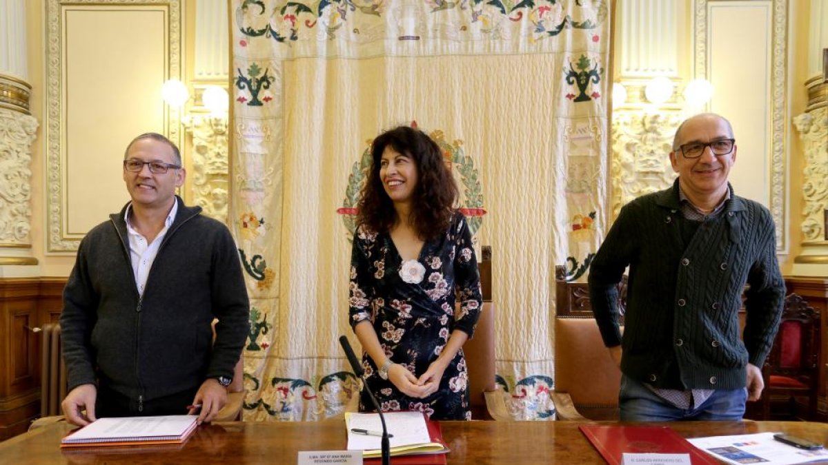 La concejala de Cultura y Turismo de Valladolid, Ana Redondo, presenta la Cabalgata de los Reyes Magos. Junto a ella, Carlos Heredero (D) y Juan Sanz (I)-LETICIA PÉREZ / ICAL