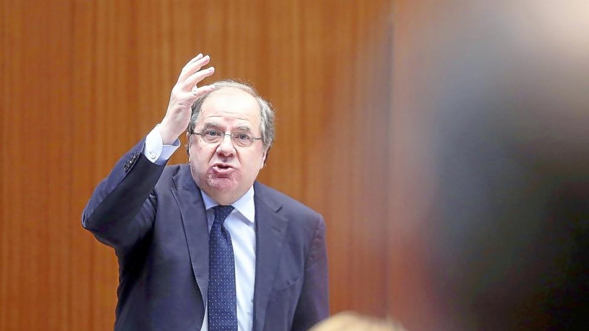 Herrera responde a las preguntas en las Cortes.-ICAL