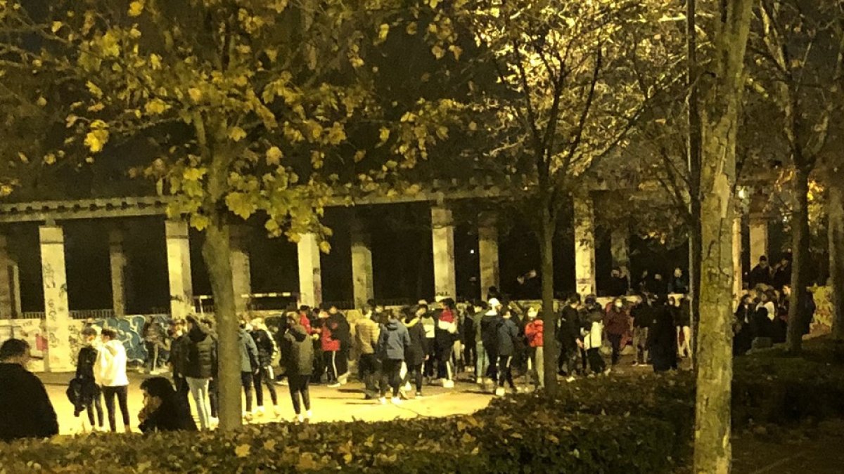Cerca de un centenar de jóvenes reunidos anoche en el parque de los Almendros en el barrio de Parquesol. / @alexer_20