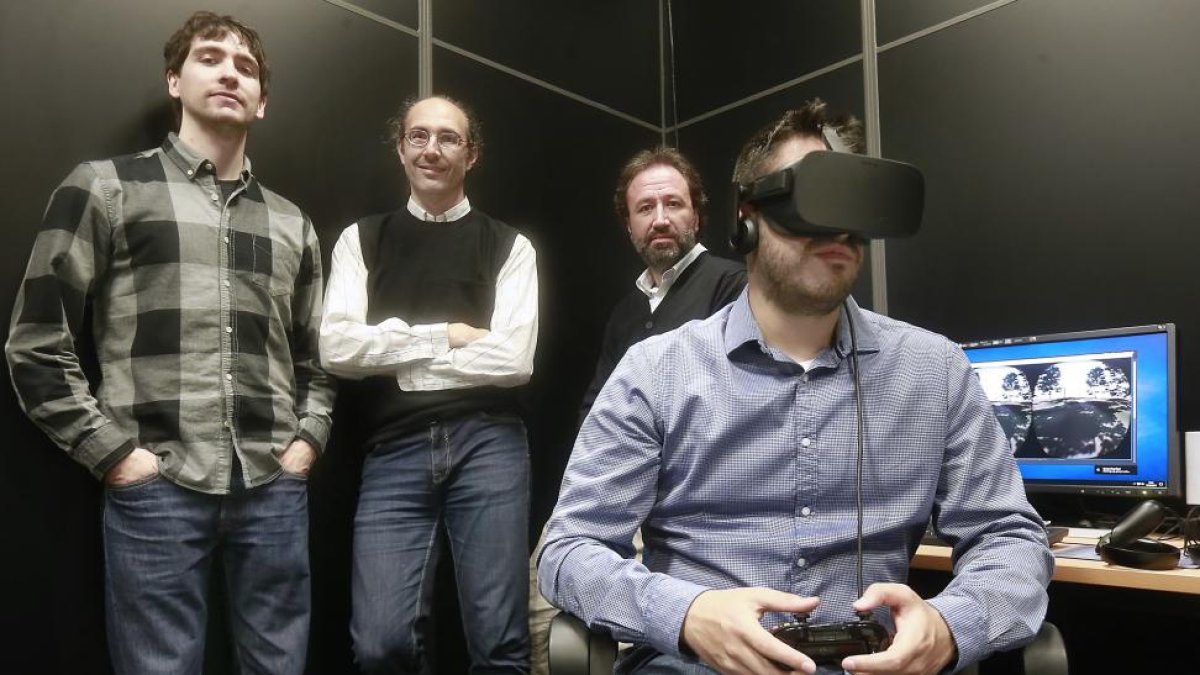 David Checa, Andrés Bustillo, Raúl Marticorena y Jose Francisco Díez (sentado) posan en la sala de realidad virtual de la Universidad de Burgos-RAÚL OCHOA