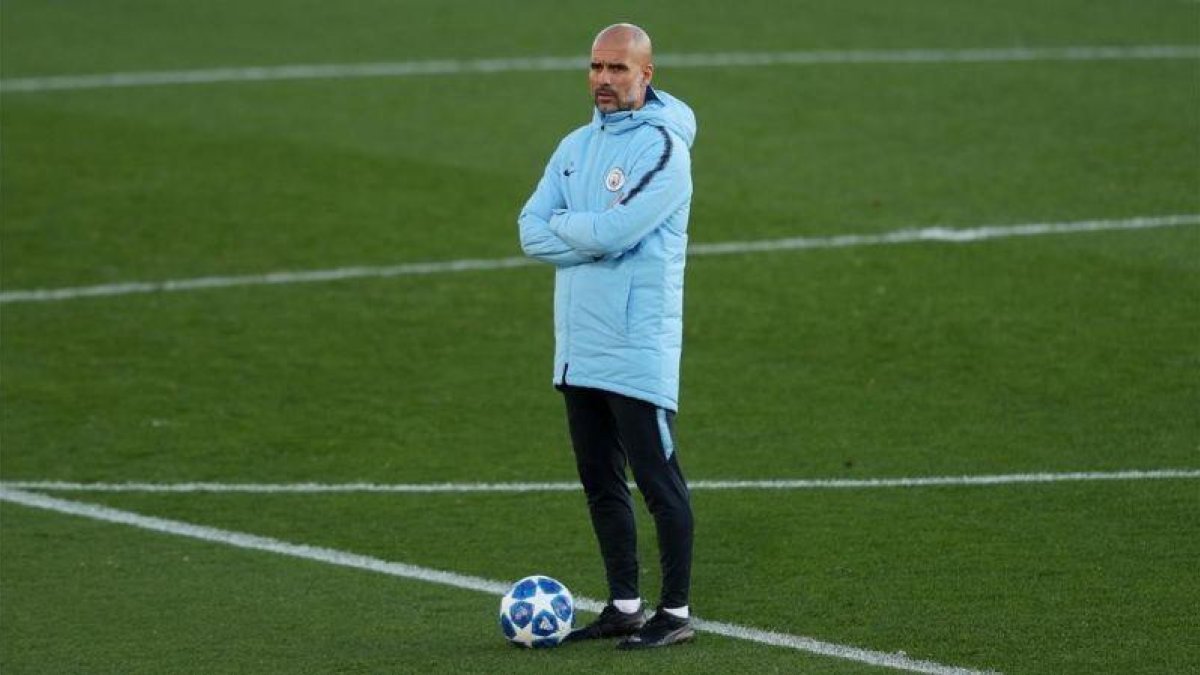 Guardiola, en un entrenamiento en las instalaciones del City.-EL PERIÓDICO