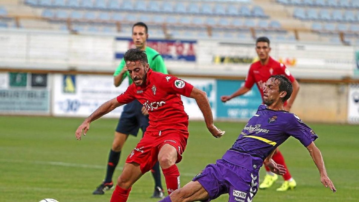André Leao se lanza al suelo en busca del balón.-Secundino Pérez.