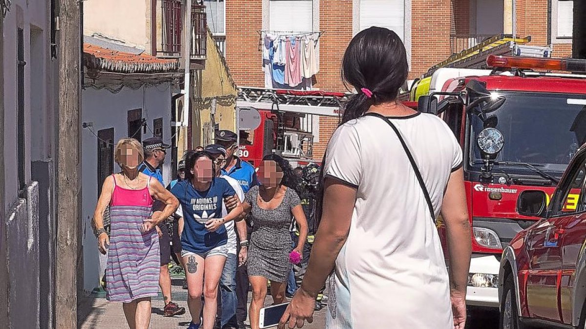 Familiares de la fallecida, instantes después de conocer su muerte en el incendio.-ICAL