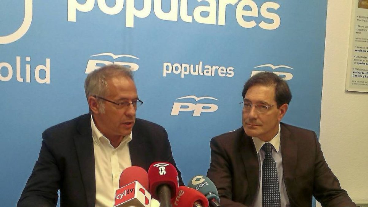Bermejo y Enríquez durante su valoración, ayer, de los primerso cien días de gobierno municipal.-El Mundo