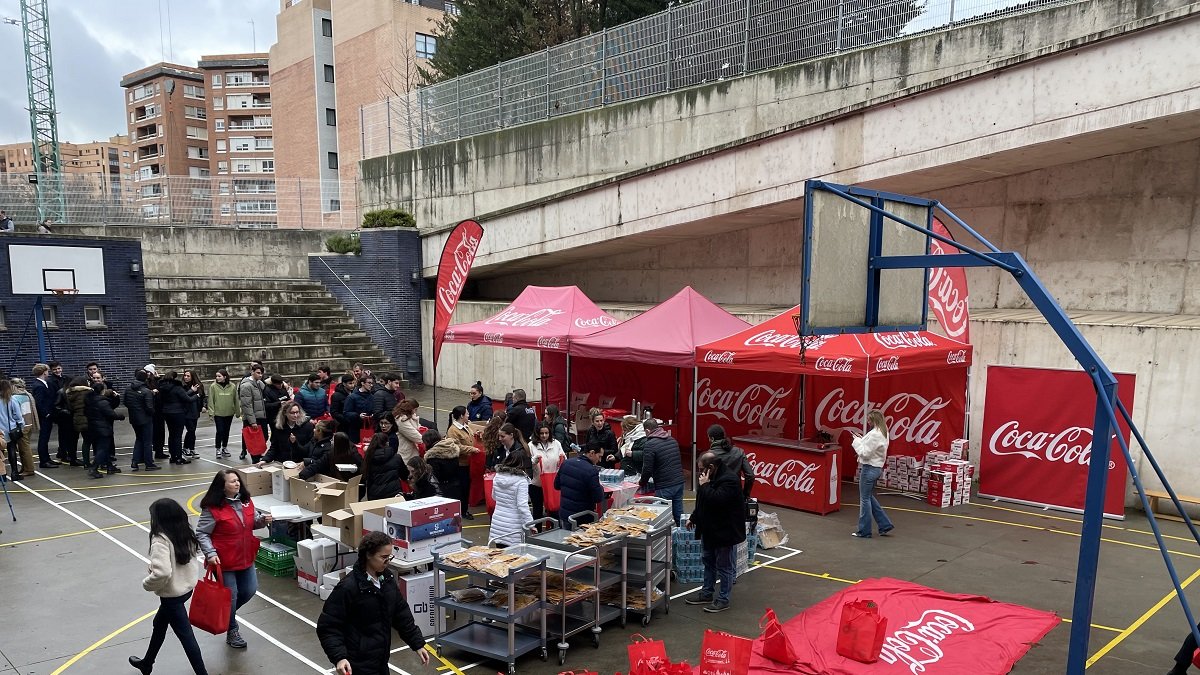 Reparto de menús solidarios de mano de Cruz Roja y Coca-Cola.- E. M.