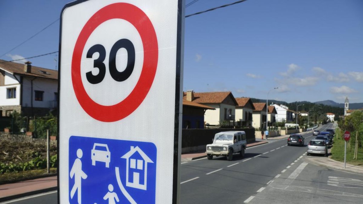 Señal de limitación de velocidad de 30 km/h. -PATXI CORRAL