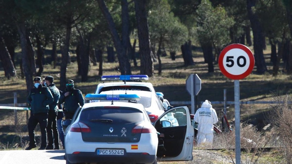 Agentes de la Guardia Civil en el lugar en el que fue hallado el cadáver de Esther.- J. M. LOSTAU