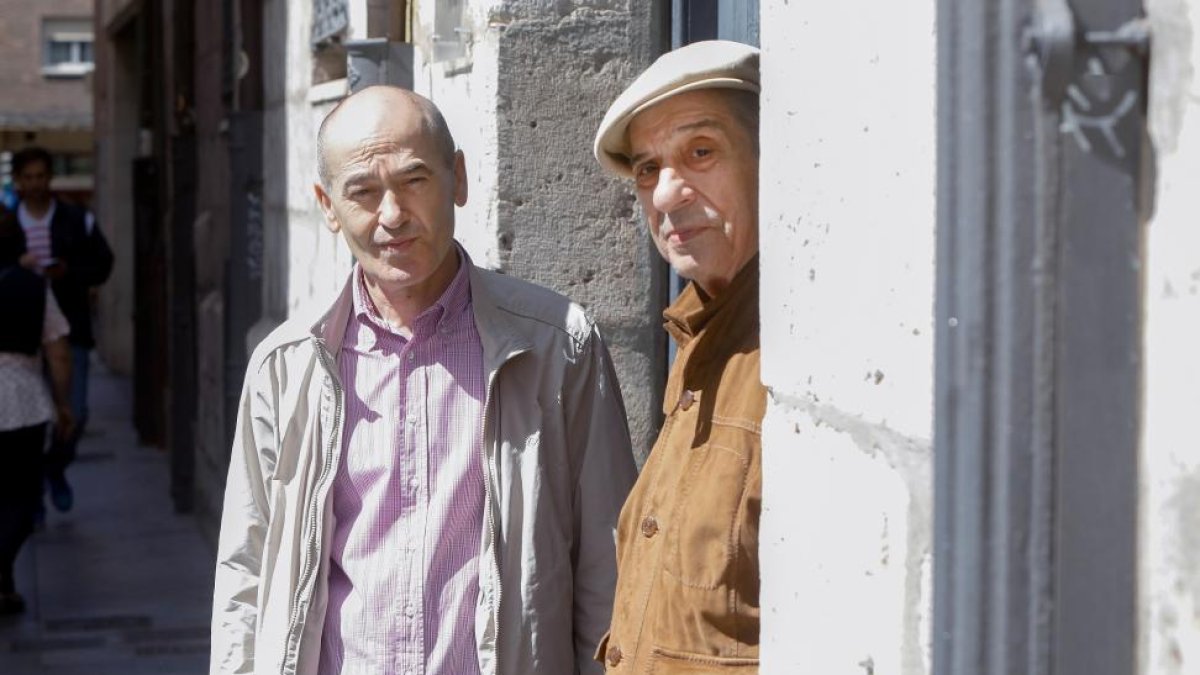 Benito Carracedo, autor del libro, y Rodolfo Otero, ayer, en la Casa Revilla-J.M. Lostau