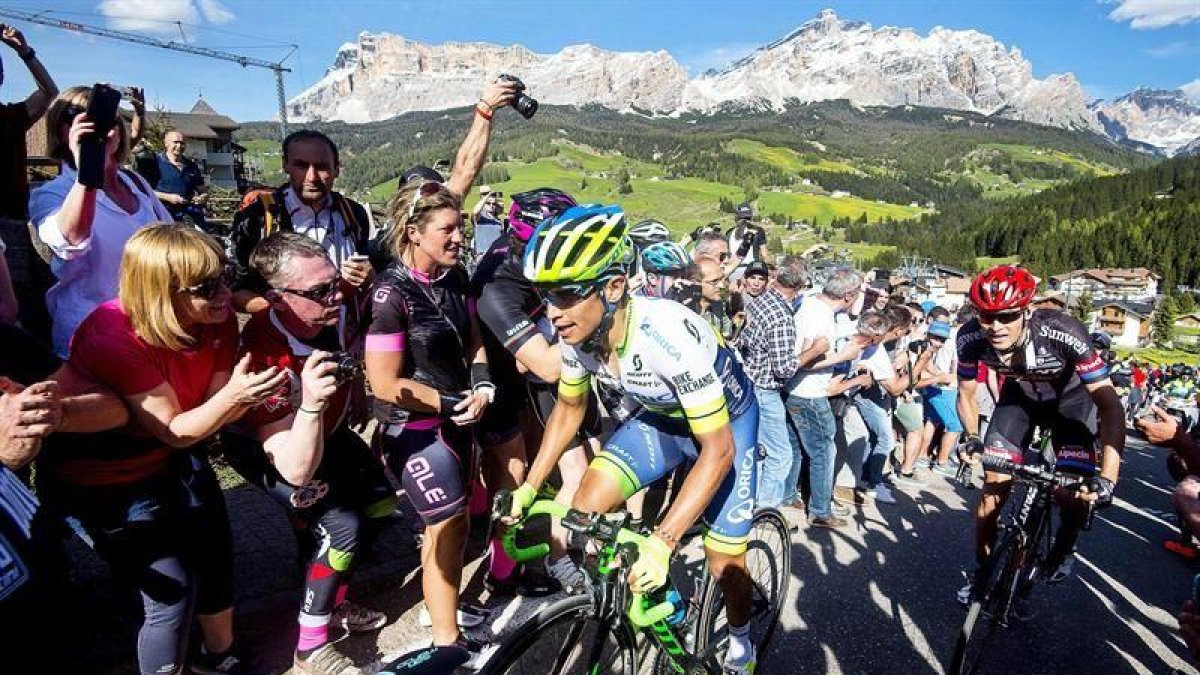 El corredor colombiano Esteban Chaves (c), del Orica GreenEdge, durante la etapa 14 del Giro de Italia con comienzo en Alpago y final en Corvara, Italia.-EFE