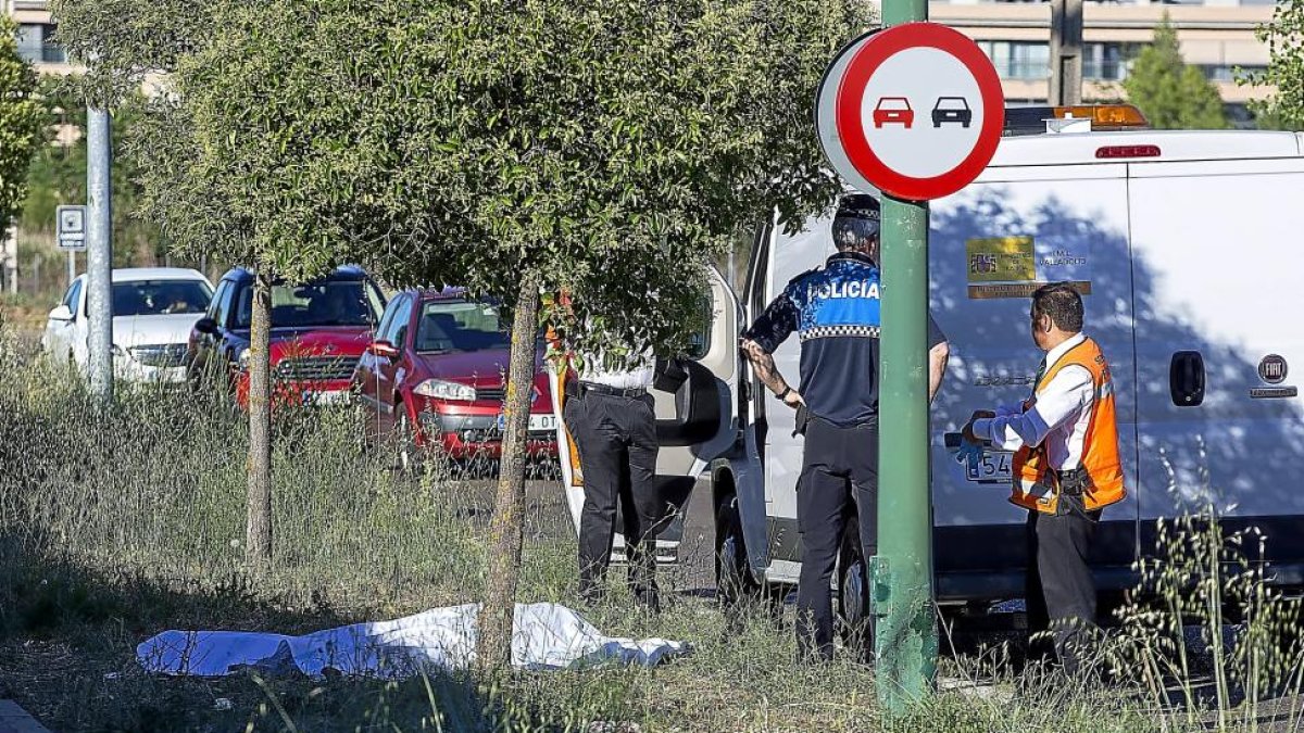 El motorista fallecido junto a la farola en cuya base se aprecia el impacto de la colisión-M. A. SANTOS