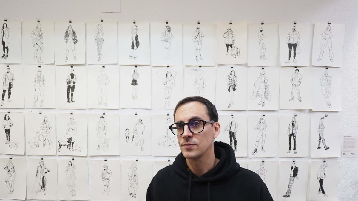Raúl Allén posa con sus dibujos. | PHOTOGENIC