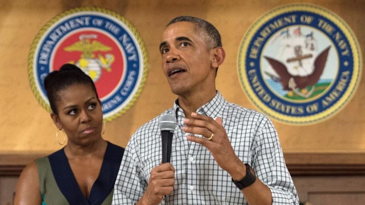 Obama, junto a su mujer, Michelle, se dirige a las tropas en la base de los Marines en Hawái, el día de Navidad.-AFP / NICHOLAS KAMM