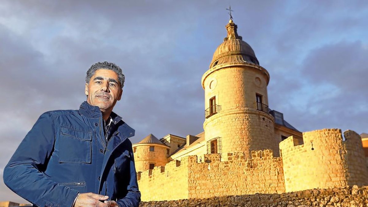 El alcalde de Simancas, Alberto Plaza, con el histórico Archivo Municipal de fondo.-J.M. LOSTAU