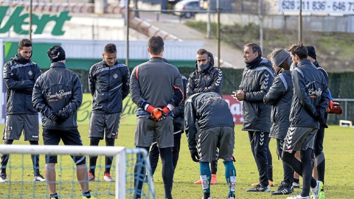 Portugal se dirige a los jugadores durante el entrenamiento de ayer.-Miguel Ángel Santos
