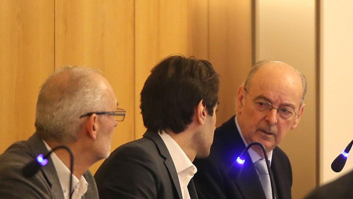 El ex jefe del servicio de Mantenimiento, Luis Alberto Samaniego Conde, conversa con su hijo durante el primer día del juicio, imagen de archivo.-ICAL