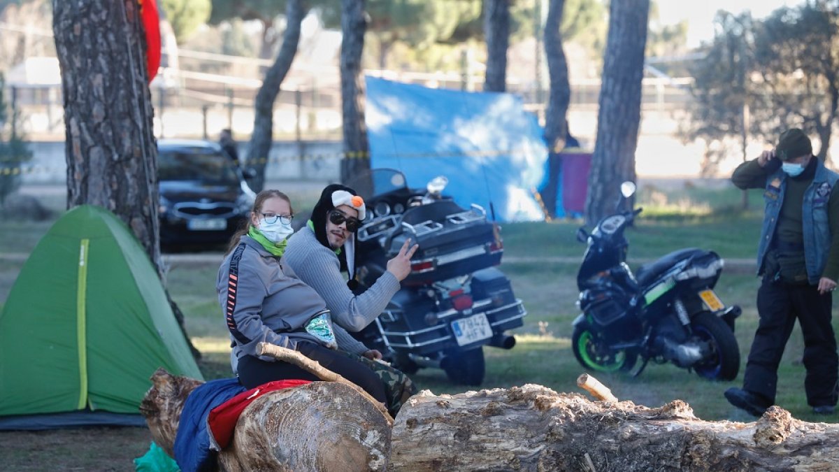 Moteros descansan en la acampada encima de los enormes troncos. PHOTOGENIC