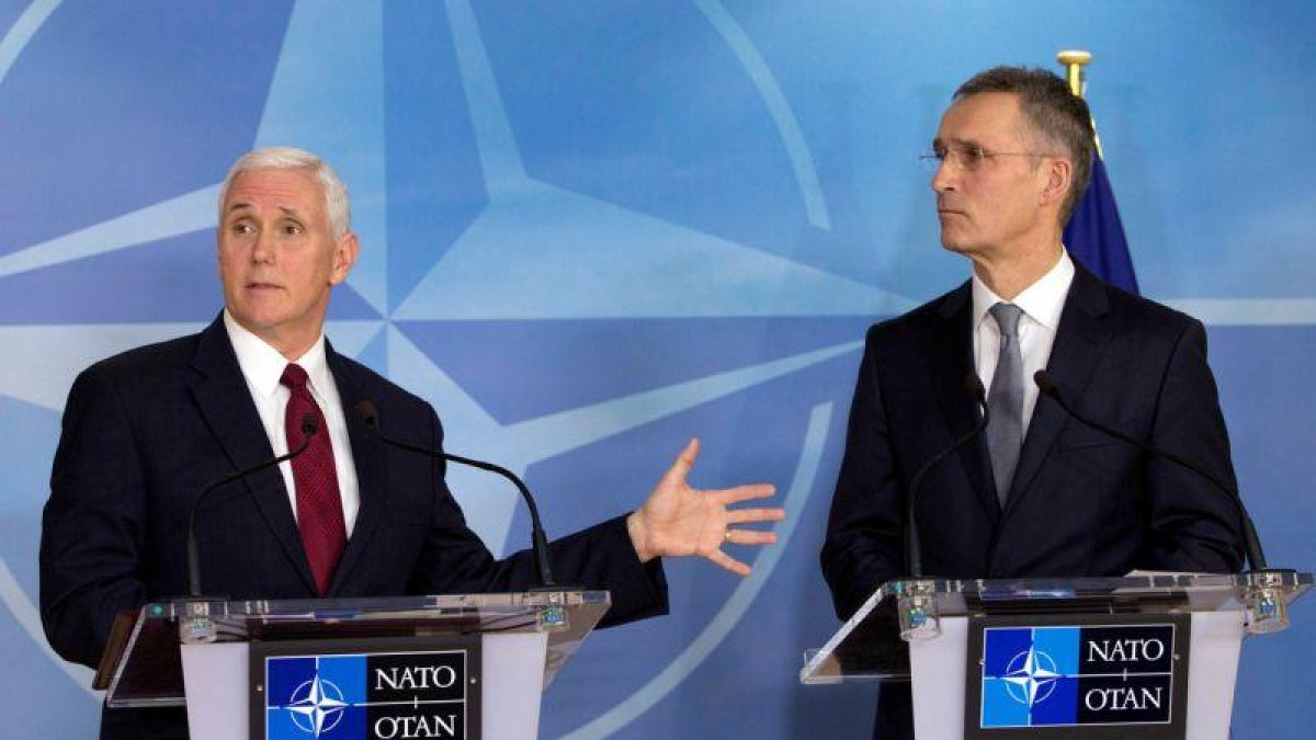 El vicepresidente de EEUU, Mike Pence, y el secretario general de la OTAN, Jens Stoltenberg, durante su rueda de prensa conjunta en Bruselas.-REUTERS