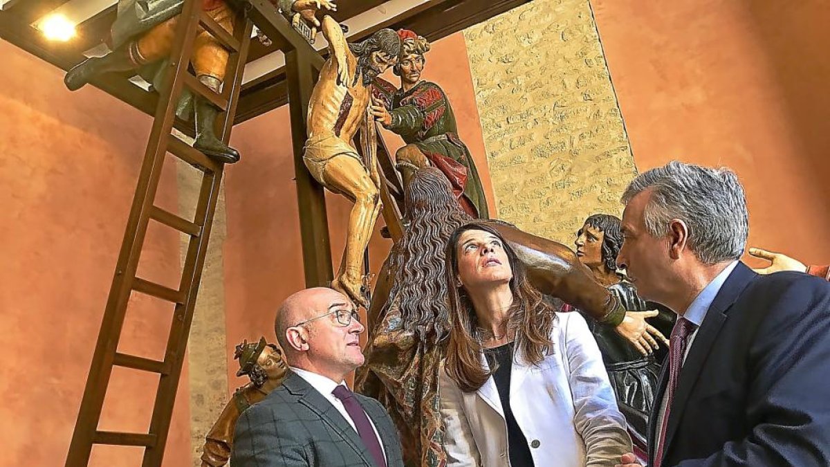 Ruth Beitia, junto a Jesús JulioCarnero y Artemio Domínguez, en la iglesia de Santa María.-EL MUNDO