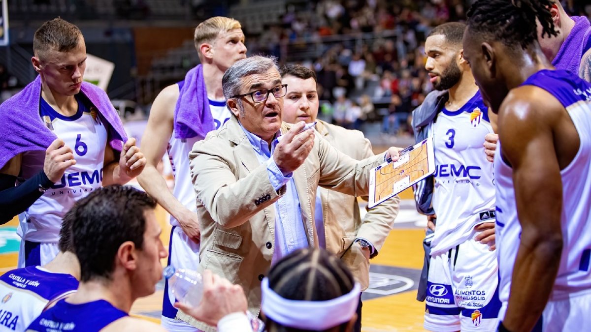 Paco García, en un tiempo muerto del UEMC Real Valladolid Baloncesto / EM