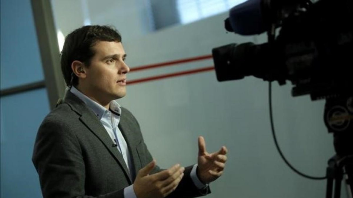 El líder de Ciudadanos, Albert Rivera, durante una entrevista en el Congreso.-JOSE LUIS ROCA