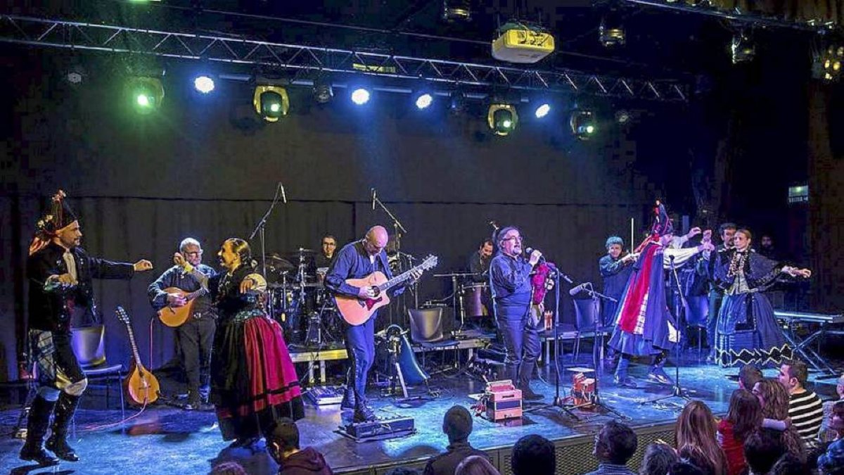 La banda gallega durante un concierto reciente.-Daniel Fernández.