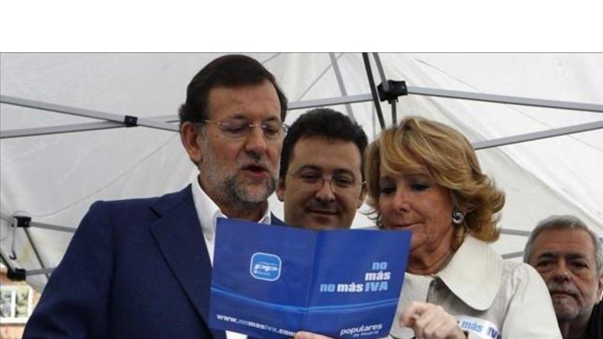 Rajoy y Aguirre, en el 2010, en un mitin contra el IVA cultural que después el PP acabó subiendo.-AGUSTÍN CATALÁN