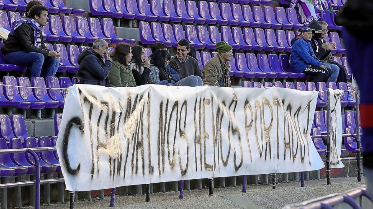 Pancarta con la leyenda: «¿Tan mal nos hemos portado?», junto al dibujo de un saco de carbón.-PABLO REQUEJO