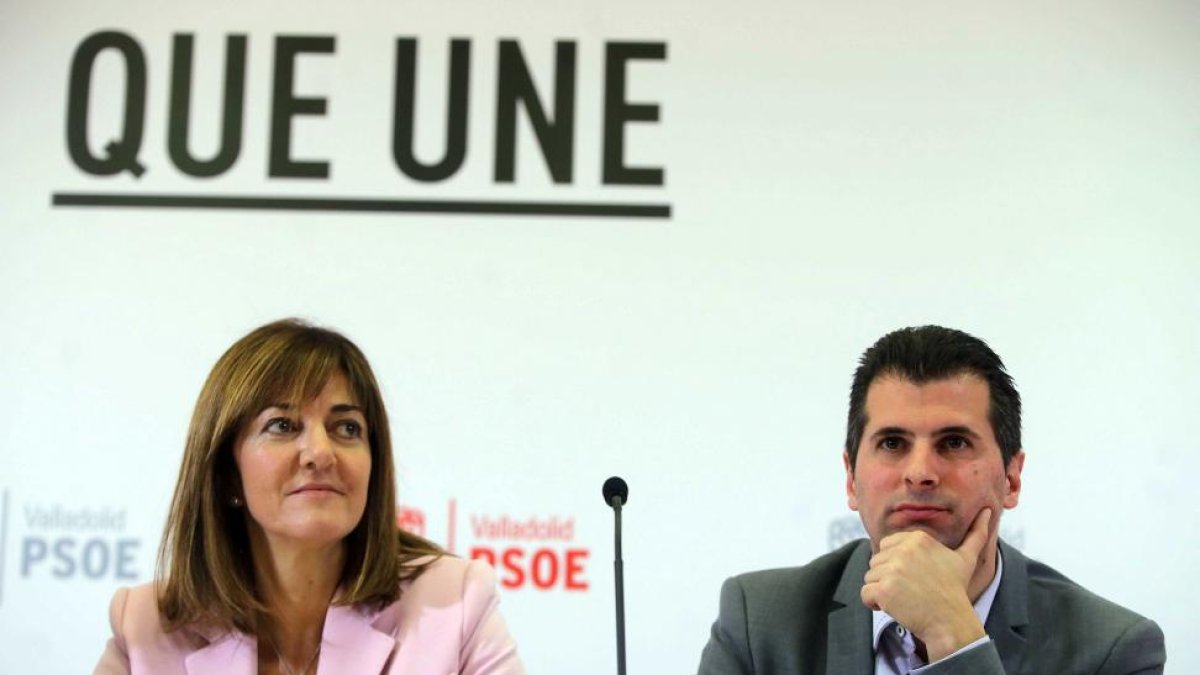 El secretario regional del PSOE, Luis Tudanca, y su homólaga en el País Vasco, Idoia Mendía, mantienen una charla con militantes del PSOE-Ical