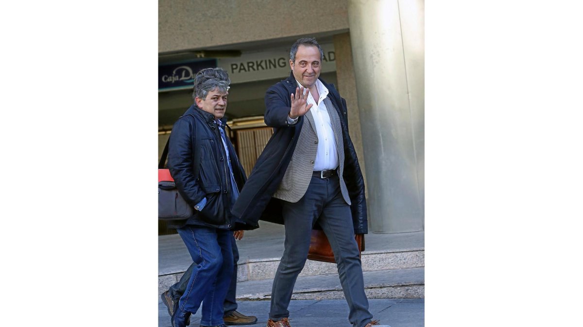 Representantes de CSICA en la puerta de la sede de EspañaDuero el martes-R. P. Vieco
