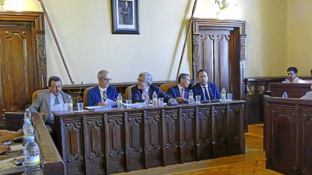 El alcalde de Ávila, segundo por la izquierda, durante el pleno.-A.G