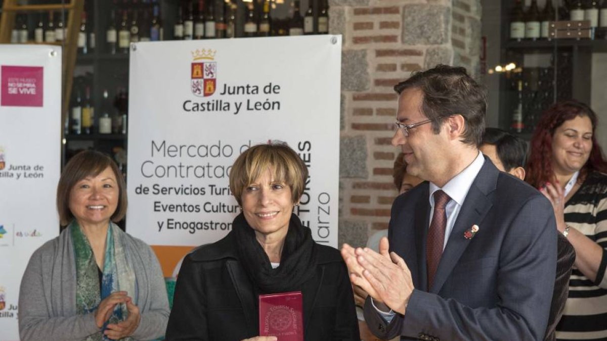El director general de Turismo, Javier Ramírez, entrega distintivos de ‘Embajadores de turismo religioso de Castilla y León’ a varios operadores internacionales-Ical