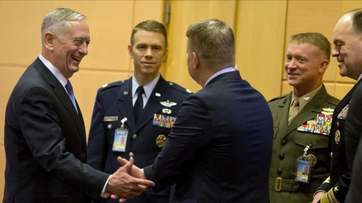 Jim Mattis conversa con miembros de su delegación antes del comienzo de la cumbre.-Virginia Mayo
