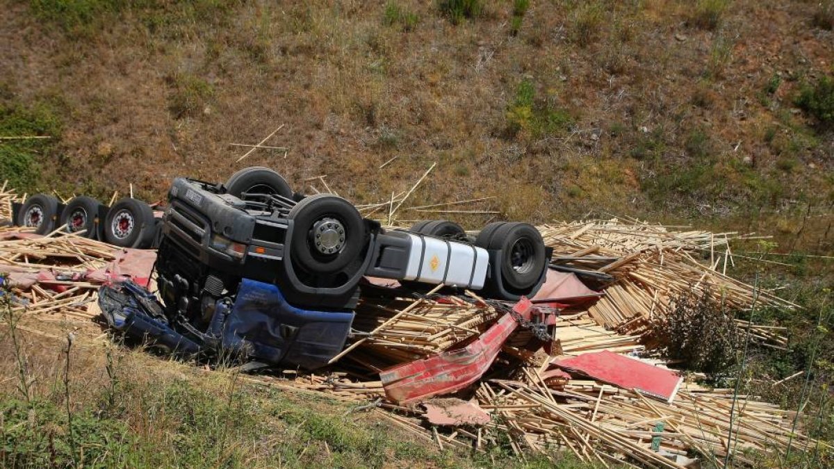 Un camionero fallece en un accidente en la autovía A6 en la localidad de Columbrianos (León)-Ical