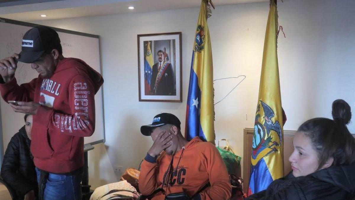 Emigrantes venezolanos hacen fila este para abordar alguno de los aviones que se dirigen a Caracas esta semana en la embajada de Venezuela en Quito, Ecuador.-EFE DANIELA BRIK