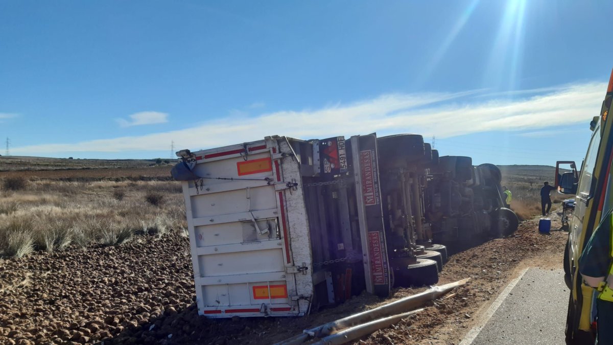 Herido el conductor de un camiónn al volcar en la VA-705 en Villavellid (Valladolid) /ICAL