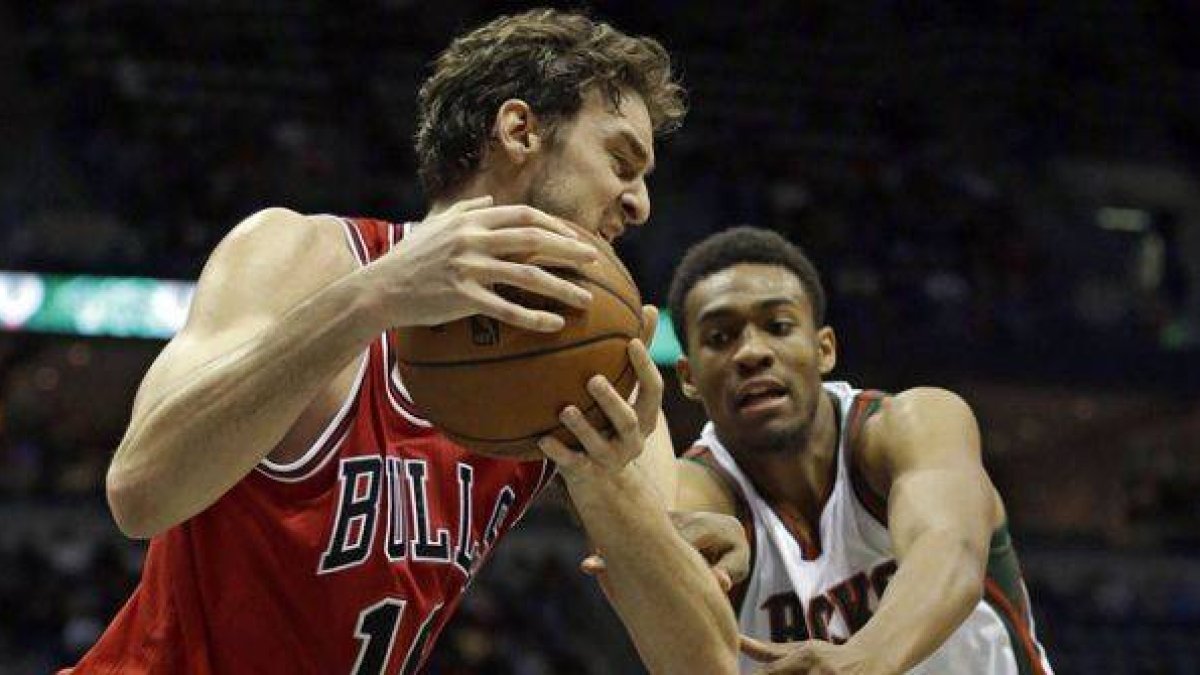 Pau Gasol trata de deshacerse de Jabari Parker, durante el partido que ha enfrentado a los Bulls y a los Bucks en Milwaukee.-Foto: AP / MORRY GASH