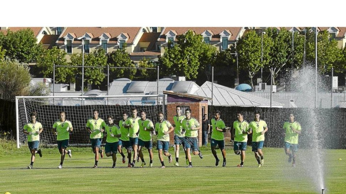 Los jugadores del Real Valladolid calientan durante la pretemporada del pasado verano.-El Mundo