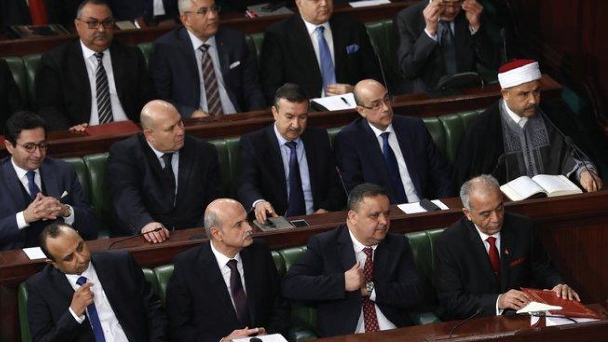 El primer ministro de Túnez designado Habib Jemli (derecha), con los nuevos ministros asiste a una sesión parlamentaria para votar sobre el nuevo gobierno de Túnez.-EFE