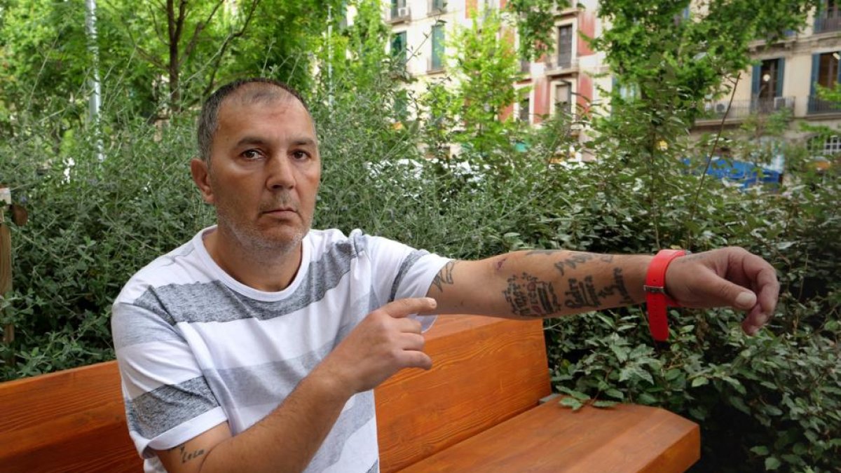 José Manuel Pérez es el seguidor del Barça que sacó un arma en Cornellà. Este martes, en el paseo de Sant Joan de Barcelona.-RICARD FADRIQUE