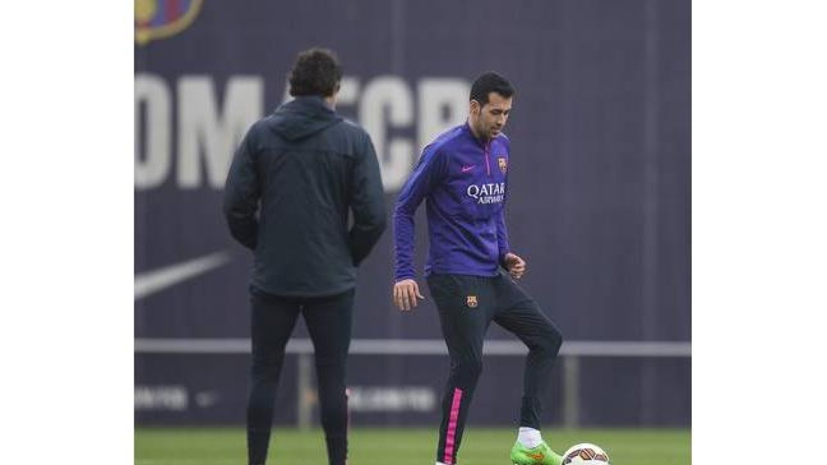 Busquets toca el balón durante la sesion preparatoria previa al clásico.-Foto: JORDI COTRINA