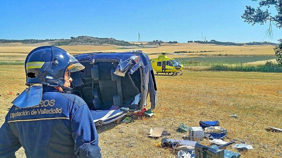 Lugar del accidente, con el techo del vehículo serrado para excarcelar a las víctimas, ayer.-BOMBEROS DE DIPUTACIÓN
