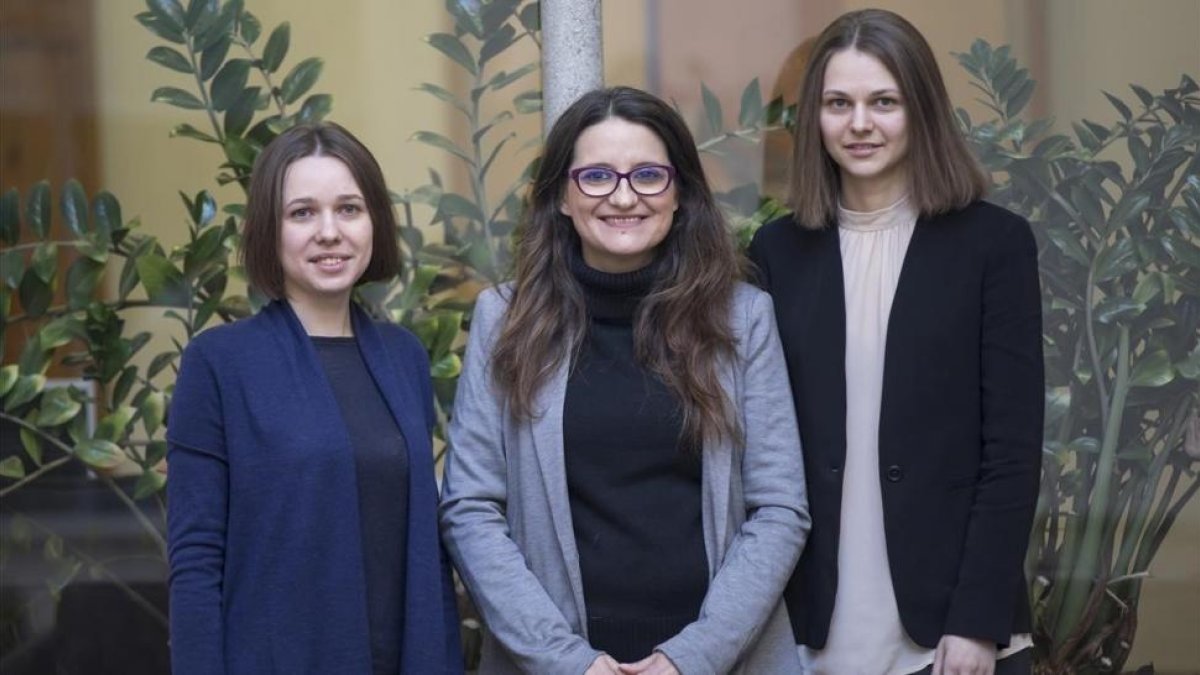 Anna Muzychuk (d) tras reunirse junto a su hermana con Mónica Oltra .-MIGUEL LORENZO