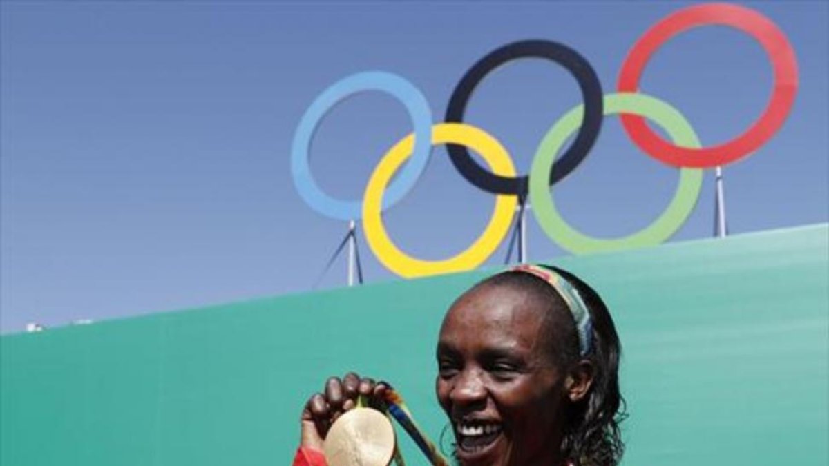 Sumgong muestra la medalla de Oro de Río.-AFP / ADRIAN DENNIS